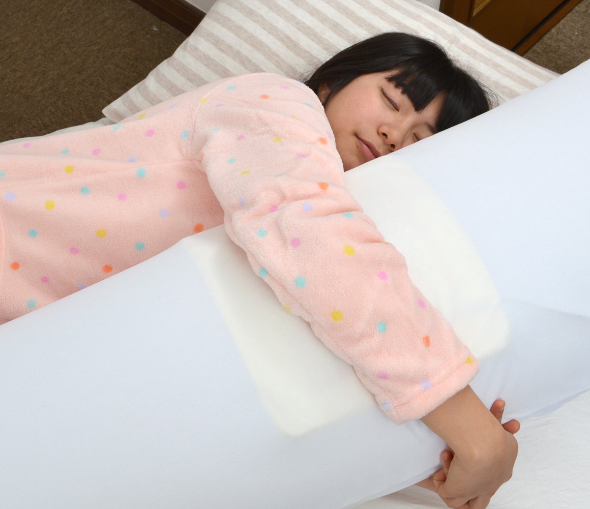 https://www.japantrends.com/japan-trends/wp-content/uploads/2015/01/japan-usb-heated-hug-pillow-thanko-dakimakura-2.jpg