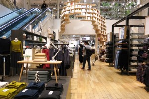 Take a first look at the new Muji Yurakucho and its giant bookshelves ...